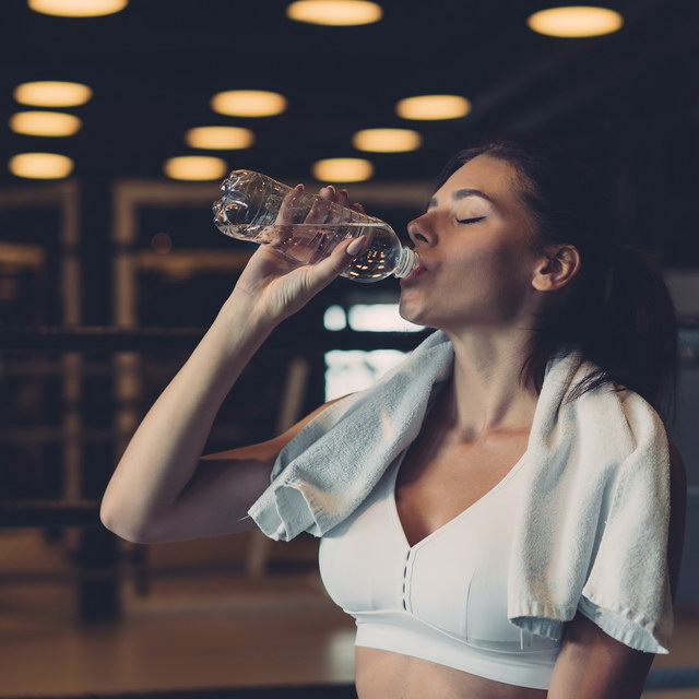 Quanto bisogna bere al giorno: litri in base ad età e sesso